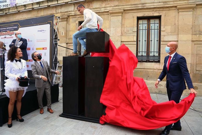 El Alcalde De León, José Antonio Diez, Estuvo Presente En La Presentación De 'León Vive La Magia'.