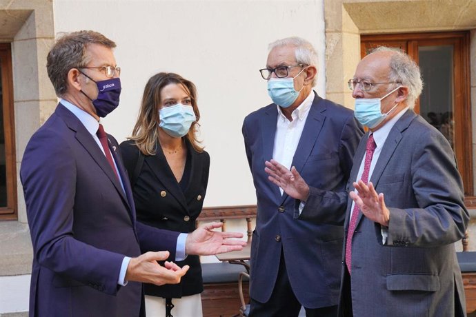 Los ex presidentes de la Xunta de Galicia Fernando González Laxe (1d), y Emilio Pérez Touriño (2d), junto al presidente de la Xunta, Alberto Núñez Feijóo (1i), en una conversación previa a la mesa redonda.
