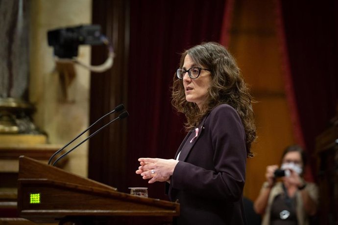 La consellera de Feminismos e Igualdad, Tnia Verge, en el pleno del Parlament el 19 de octubre.