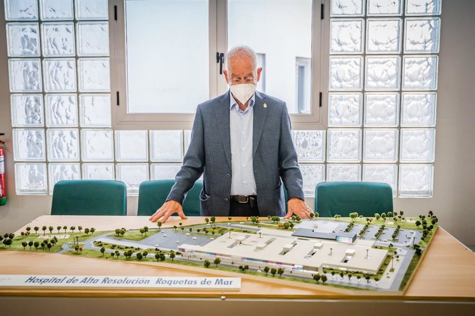 El alcalde de Roquetas de Mar (Almería) junto a la maqueta del centro hospitalario.