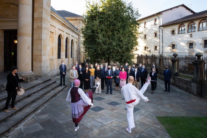 Embajadores europeos visitan la Casa de Juntas de Gernika.