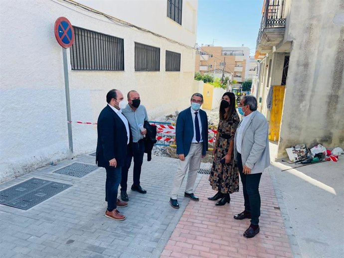 El alcalde de Rincón de la Victoria, Francisco Salado, y la delegada de Regeneración, Justicia y Administración Local, Mónica Alejo, visitan una obra del PFEA en el municipio