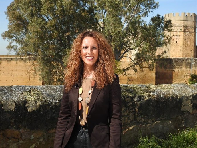 Rosa Carro en el entorno del castillo