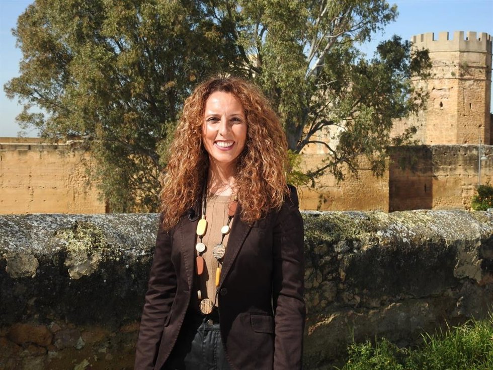 Rosa Carro en el entorno del castillo