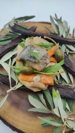 Torta de algarroba y aceite de Mallorca (DOP), con escabeche de llampuga, elaborado por el chef Jose Cortés para el 'stand' balear en el Salón Gourmets de Madrid.