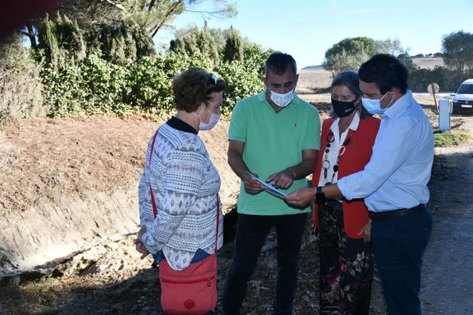 Daniel Sánchez y Ana Bertón visitando la actuación en los cauces de arroyos en La Janda.