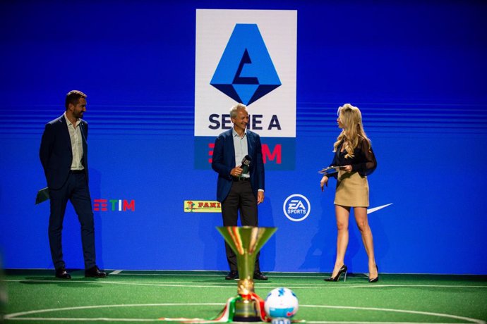 Archivo - 14 July 2021, Italy, Milan: President of the Italian Serie A, Paolo Dal Pino (C) speaks during the announcement of the League fixtures for the upcoming season 2021/2022. Photo: Claudio Furlan/LaPresse via ZUMA Press/dpa