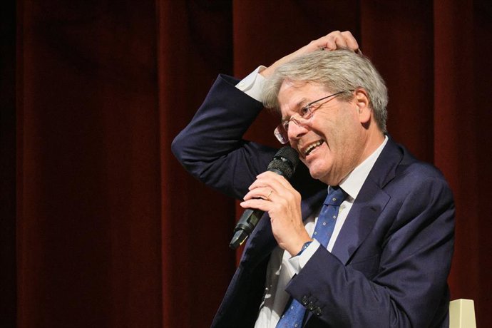 Archivo - 18 September 2021, Italy, Rome: Italy's former prime minister, current European Commissioner for Economy, and candidate for the Mayor of Rome, Paolo Gentiloni holds an election campaign meeting. Photo: Mauro Scrobogna/LaPresse via ZUMA Press/d