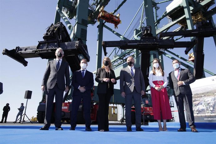 Autoridades en su visita al Muelle Sur del Puerto de Huelva para conocer las tres nuevas grúas Super Post Panamax del grupo Yilport Holding.