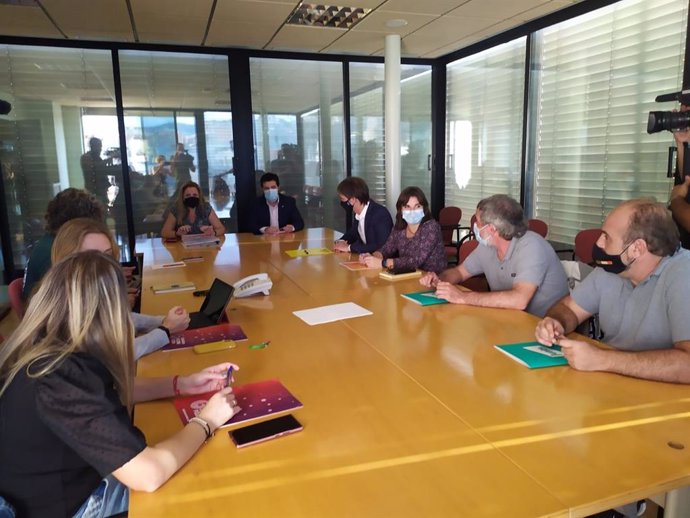 Los grupos municipales de la oposición de Badalona (Barcelona) inician la primera reunión para una posible moción de censura al alcalde Xavier García Albiol.