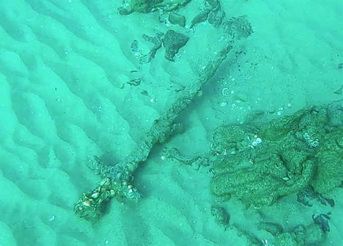 Imagen de la espada cruzada hallada en el fondo marino de la costa de Israel
