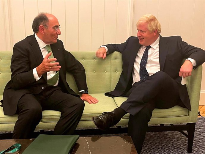 El presidente de Iberdrola, Ignacio Galán, con el primer ministro Boris Johnson