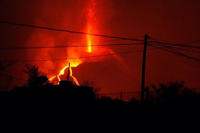 Una de las bocas eruptivas del volcán de Cumbre Vieja, a 16 de octubre de 2021, en La Palma, Canarias (España). La superficie afectada hasta el día de hoy se sitúa en 742 hectáreas y la anchura máxima de la colada está en torno a los 2.350 metros. Por otr