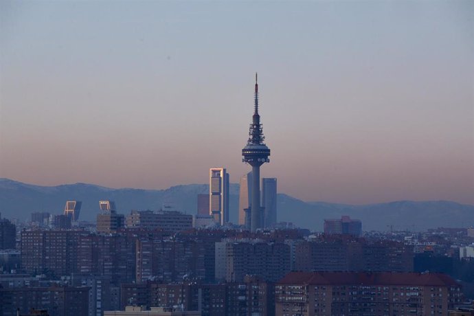 Archivo - Capa de contaminación sobre la ciudad desde el Cerro del Tío Pío en Madrid (España), 