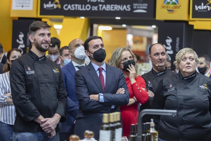 Javier Aureliano García en el stand de Sabores de Almería en el Salón Gourmets de Madrid