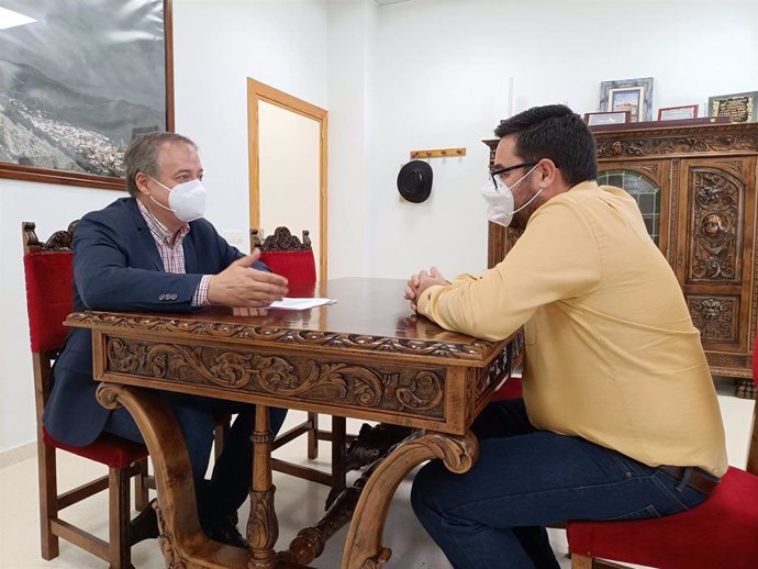 El delegado de Administración Local de Almería se reúne con el alcalde de Tabernas.