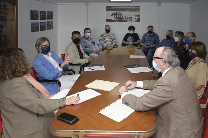 La conselleira do Mar, Rosa Quintana, y la subdelegada del Gobierno en A Coruña, María Rivas, asisten a una reunión con mariscadores de la ría de O Burgo