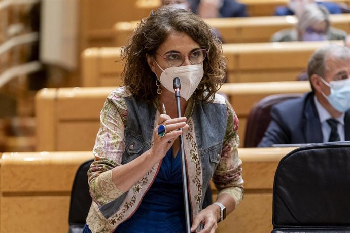 La ministra de Hacienda y Función Pública, María Jesús Montero, interviene en una sesión de control al Gobierno en el Senado, a 5 de octubre de 2021, en Madrid, (España). El Senado celebra este martes una nueva sesión de control al Gobierno, donde los m