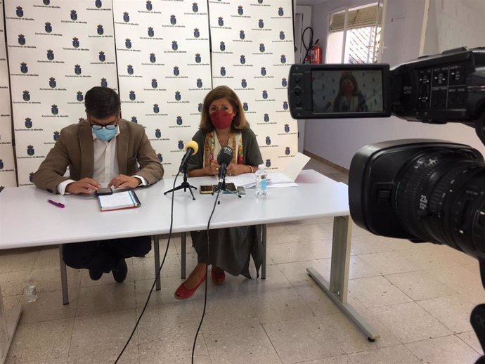 La delegada de Salud y Familias de la Junta de Andalucía en Córdoba, María Jesús Botella, y el alcalde de Montilla, Rafael Llamas.