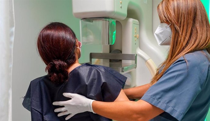 Una señora con ayuda de una enfermera se hace una mamografía gratuita en Quirónsalud Infanta Luisa por el Día Internacional del Cáncer de Mama a 19 de octubre 2021 en Sevilla, Andalucía.  
