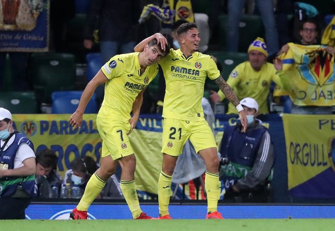 Archivo - 11 August 2021, United Kingdom, Belfast: Villarreal's Gerard Moreno (L) celebrates scoring his side's first goal with teammate Yeremi Pino during the UEFA Super Cup soccer match between Chelsea FC and Villarreal CF at Windsor Park. Photo: Nial