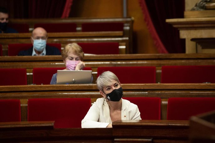 La consellera de Justicia de la Generalitat, Lourdes Ciuró, en el pleno del Parlament el 19 de octubre.