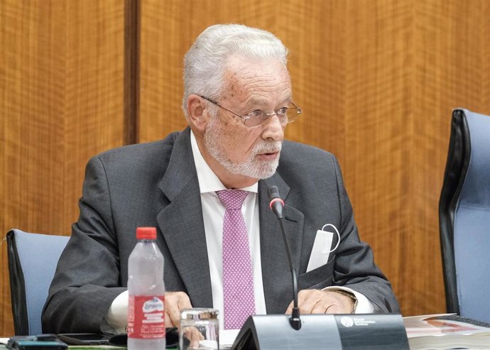 El Defensor del Pueblo andaluz y Defensor de la Infancia y Adolescencia de Andalucía, Jesús Maeztu, en comisión parlamentaria