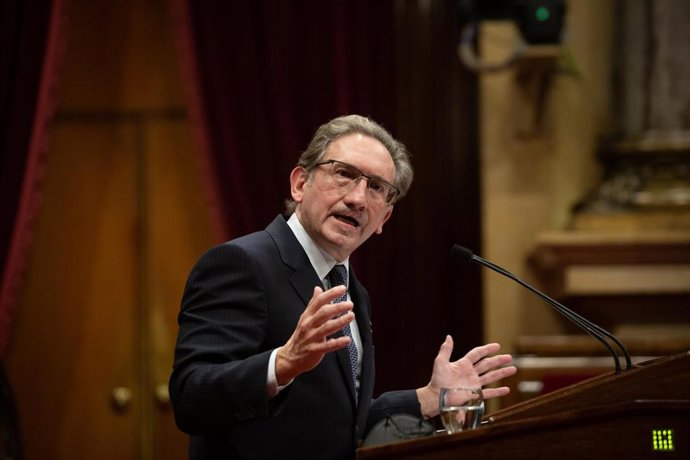 El conseller de Economía de la Generalitat, Jaume Giró, interviene durante una sesión plenaria en el Parlament de Cataluña, a 19 de octubre de 2021, en Barcelona, Cataluña (España). El pleno del Parlament ha recuperado el 100% del aforo del hemiciclo, t