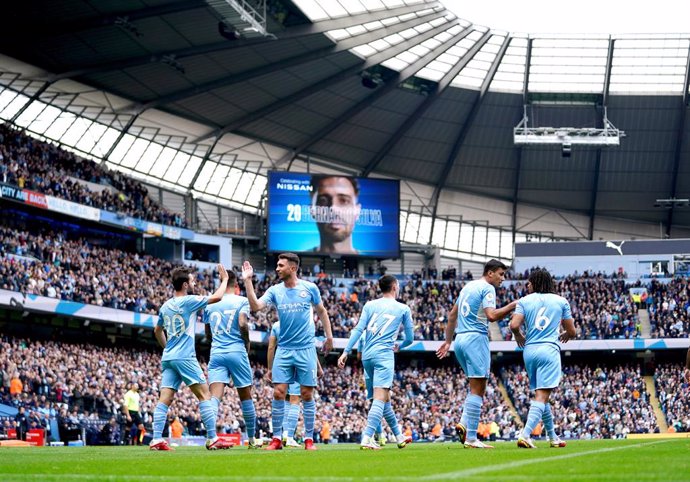 16 October 2021, United Kingdom, Manchester: Manchester City's Bernardo Silva (L)celebrates scoring his side's first goal with teammates during the English Premier League soccer match between Manchester City and Burnley at the Etihad Stadium. Photo: Za