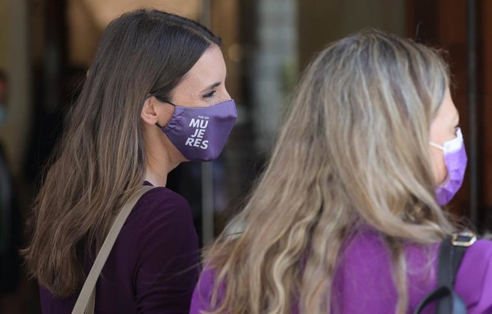 La ministra de Igualdad, Irene Montero (c), en una rueda de prensa tras participar en una sesión plenaria en el Congreso de los Diputados, a 14 de octubre de 2021, en Madrid, (España). 