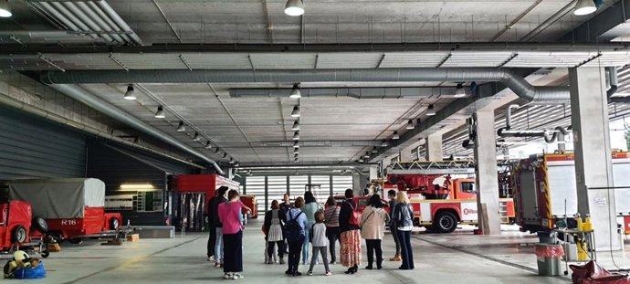 Participantes en el Festival Open House Bilbao visitan las instalaciones de Bomberos.