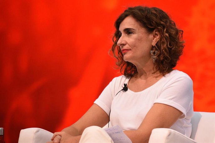 La ministra de Hacienda, Maria Jesús Montero, en el encuentro Avanzamos en Políticas de Bienestar Social, enmarcado en la segunda jornada del 40 Congreso Federal del PSOE, en el espacio Ágora de la Feria de Valencia, a 16 de octubre de 2021, en Valenc