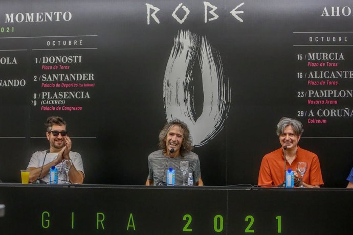 Archivo - El cantante de Extremoduro, Robe Iniesta (c) junto dos miembros de su banda, durante una rueda de prensa en el Círculo de Bellas Artes, a 11 de agosto de 2021, en Madrid, (España). Durante la rueda de prensa, el guitarrista, cantante y composi