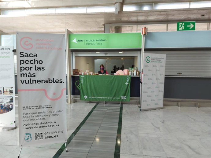 Espacio solidario del aeropuerto de Fuerteventura con motivo del Día contra el Cáncer de Mama