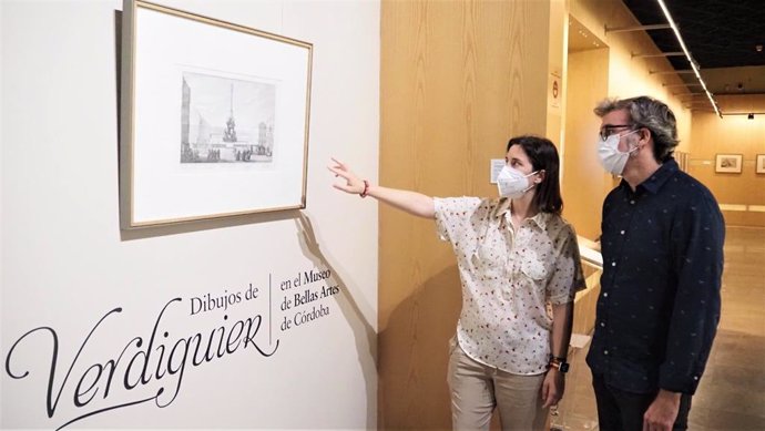 La delegada de Cultura y Patrimonio Histórico de la Junta de Andalucía en Córdoba, Cristina Casanueva, visita la exposición 'Dibujos de Verdiguier'.