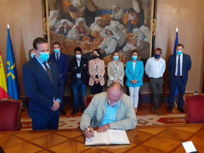 José Andrés, Premio Princesa de Asturias de la Concordia 2021, firma en el Libro de Honor de la Junta General del Principado de Asturias