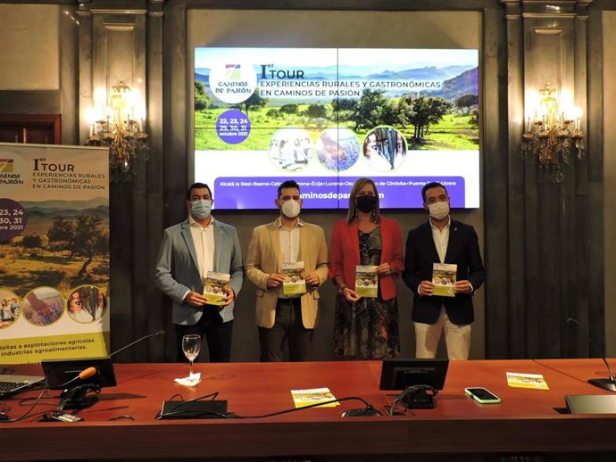 Rosario Andújar y Alejandro Moyano, en el centro, en la presentación del Tour de experiencias gastronómicas rurales de Caminos de Pasión.