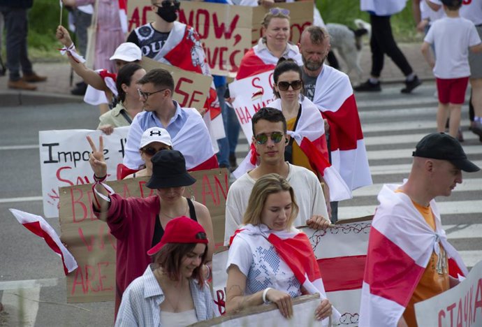 Archivo - 08 June 2021, Poland, Warsaw: Demonstrators wave historical Belarus opposition flags and hold placards duringa  protest at the Polish-Belarusian against the Belarusian President Alexander Lukashenko. Photo: Aleksander Kalka/ZUMA Wire/dpa