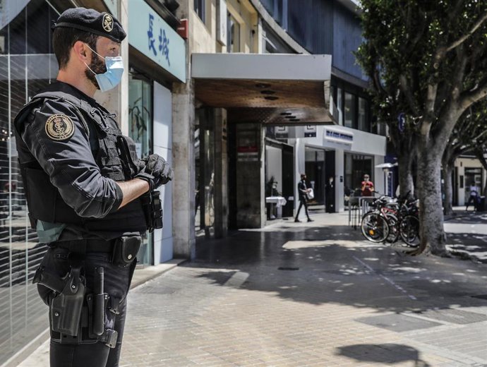 Archivo - Agentes de la Unidad Central Operativa de la Guardia Civil (UCO) vigilan durante un registro al domicilio del ex vicealcalde de Valencia, Alfonso Grau, a 13 de mayo de 2021, en Valencia