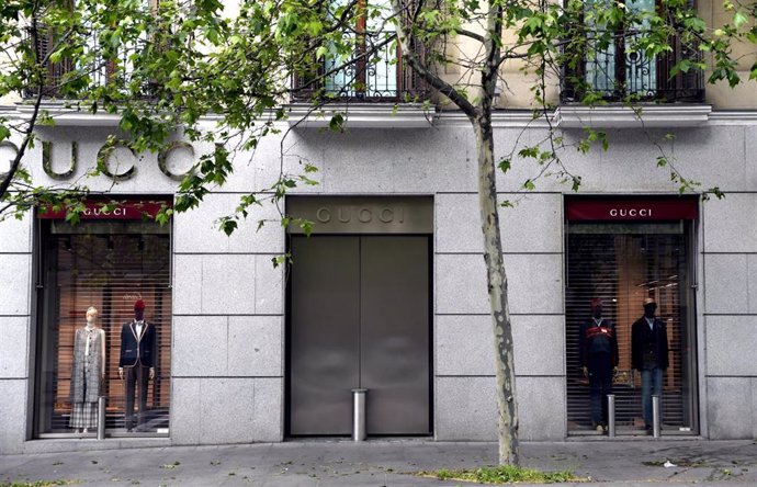 Archivo - Fachada y letrero de Gucci e Yves Saint Laurent, del grupo francés de lujo Kering, que registró una facturación de 3.203,2 millones de euros en el primer trimestre de 2020, lo que equivale a una contracción del 15,4% en comparación con el mism