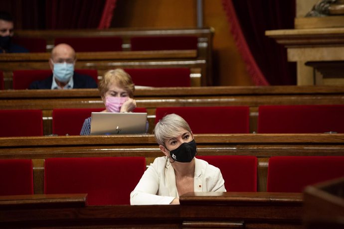 La consellera de Justícia de la Generalitat, Lourdes Ciuró, en el ple del Parlament 