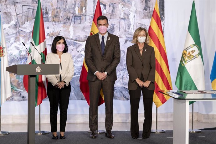 (I-D) La ministra de Sanidad, Carolina Darias; el presidente del Gobierno, Pedro Sánchez; y la vicepresidenta primera deFundación Amancio Ortega, Flora Pérez, en el acto de firma del convenio, a 19 de octubre de 2021, en Madrid, (España).