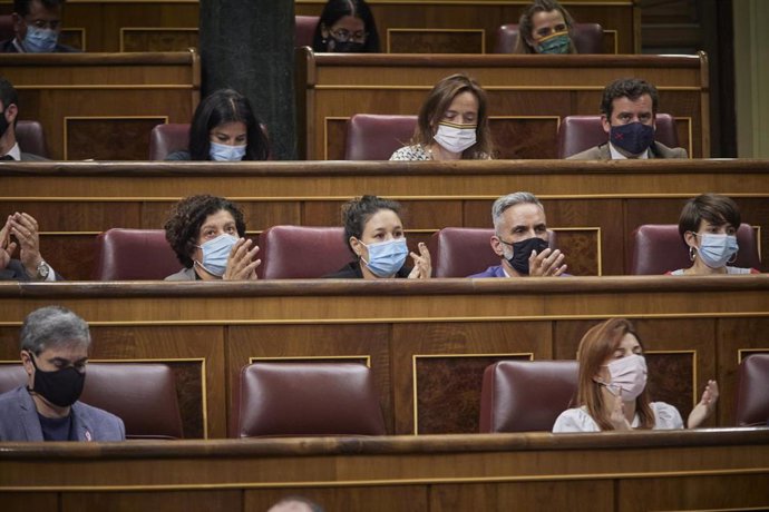 Diputados aplaudeiendo en la sesión plenaria del Congreso este martes 19 de octubre de 2021