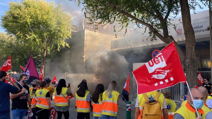 Trabajadores del 061 se manifeiestan ante la sede del Servei d'Emergncies Mdiques (SEM) en L'Hospitalet de Llobregat (Barcelona)