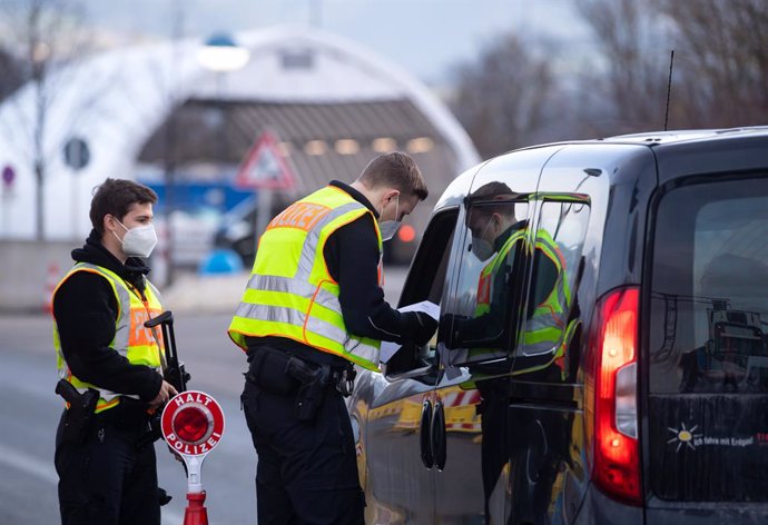 Archivo - 28 March 2021, Bavaria, Kiefersfelden: Federal police officers check travellers entering Germany from Austria on the 93 motorway at the Kiefersfelden border crossing. The Czech Republic and Tyrol in Austria are no longer considered virus varia