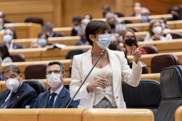 La ministra de Política Territorial y portavoz del Gobierno, Isabel Rodríguez, interviene en una sesión de control al Gobierno en el Senado, a 5 de octubre de 2021, en Madrid, (España). El Senado celebra este martes una nueva sesión de control al Gobier