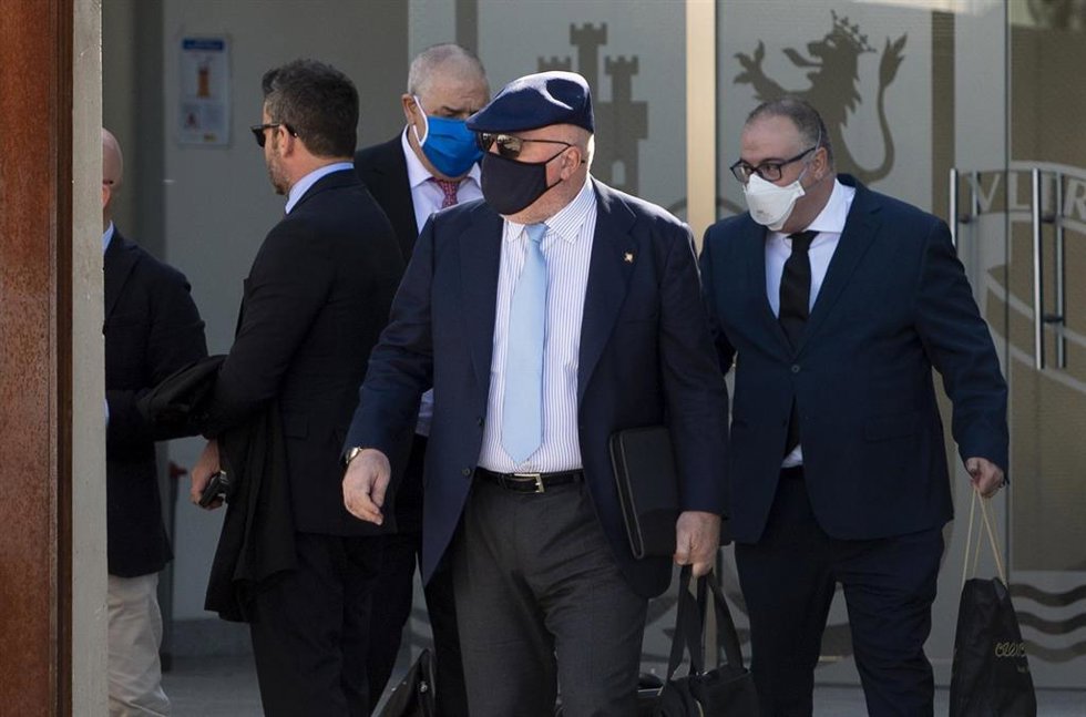 El ahora comisario jubilado José Manuel Villarejo (i) a su salida de la Audiencia Nacional.
