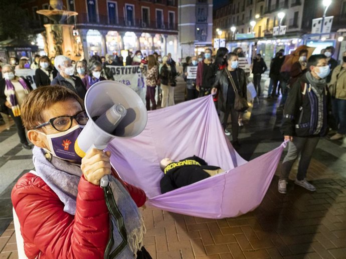 Una mujer lanza consignas a través de un megáfono, en una manifestación por la abolición de la prostitución