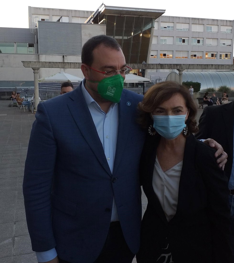 La ex vicepresidenta del Gobierno de España, Carmen Calvo, y el secretario general dela  FSA-PSOE y presidente del Principado Adrián Barbón, antes de inaugurar las Jornadas de Memoria Democrática 'Gijón / Xixón, una ciudad con memoria', en Gijón