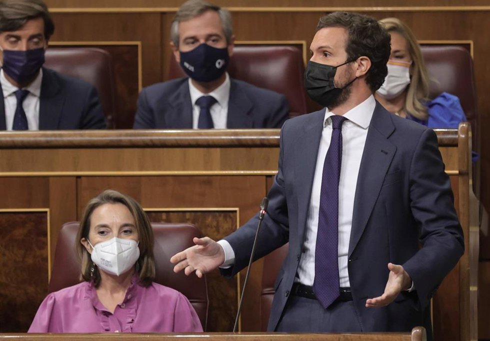 El líder del PP, Pablo Casado, interviene en una sesión de control al Gobierno en el Congreso de los Diputados, a 13 de octubre de 2021, en Madrid, (España). 